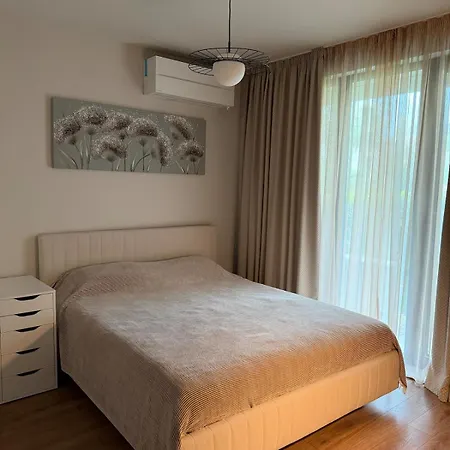 Sunny Flat Near The & Pool View شقة *