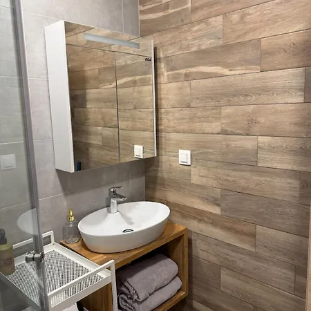 Sunny Flat Near The & Pool View شقة *