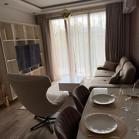 Sunny Flat Near The & Pool View شقة *