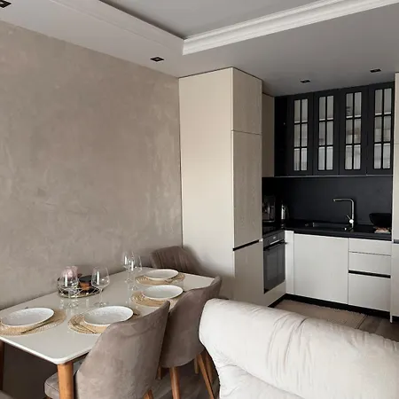 Sunny Flat Near The & Pool View شقة