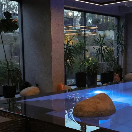 Sunny Flat Near The & Pool View شقة